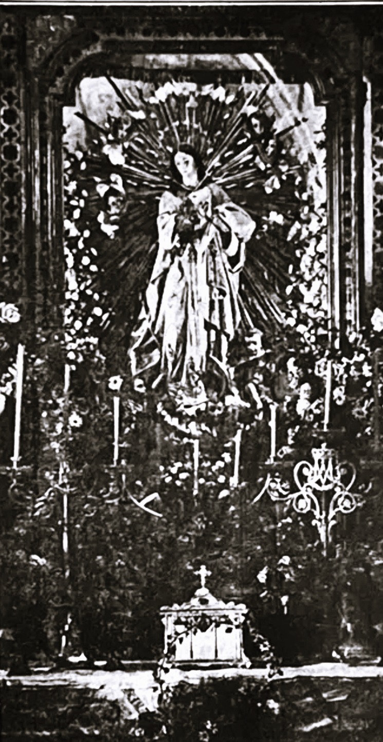 Antigua imagen de La Purísima anterior al asalto a la iglesia en 1936 en su capilla engalanada para la Fiesta de las Hijas de Maria el 8 de Diciembre 1924