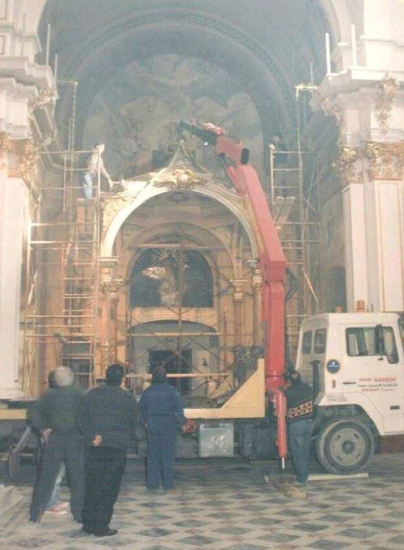 Retirada del baldaquino en 1992.