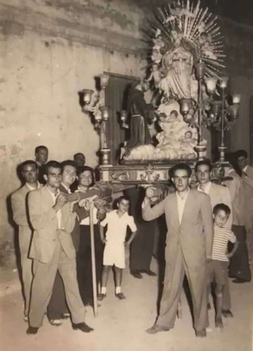 La nueva imagen procesional de la Virgen de los Ángeles en sus nuevas andas durante una procesión en la década de 1950.