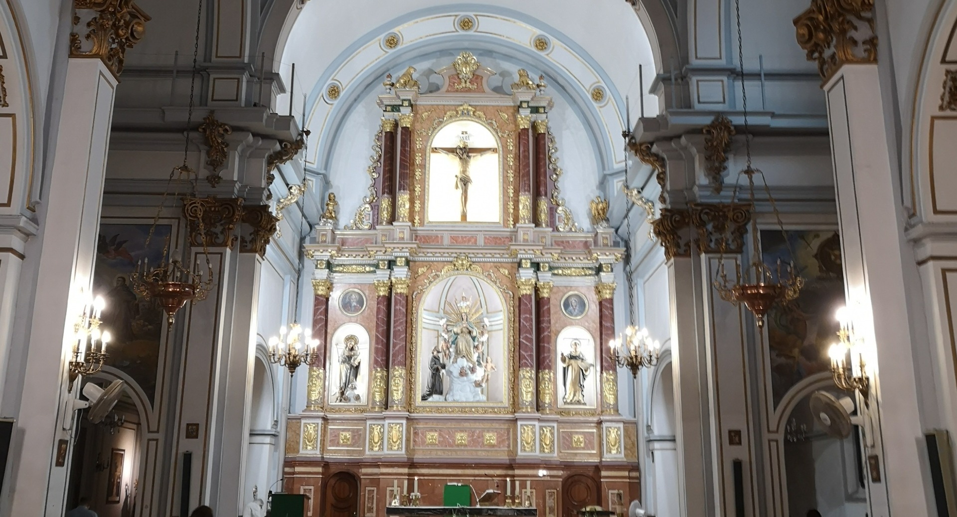 Vista del Altar Mayor desde la nave central. Al fondo el retablo barroco reconstruido en 1992.