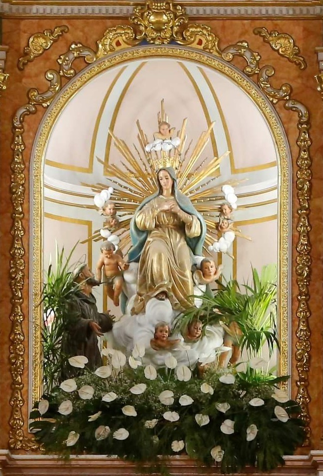 La Virgen de los Ángeles en el retablo del Altar Mayor, obra de Enrique Casterá Masià.