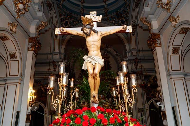Imagen procesional en sus andas antes de la procesión. (Fotografía de: Clavaría del Stmo. Cristo de la Fe)