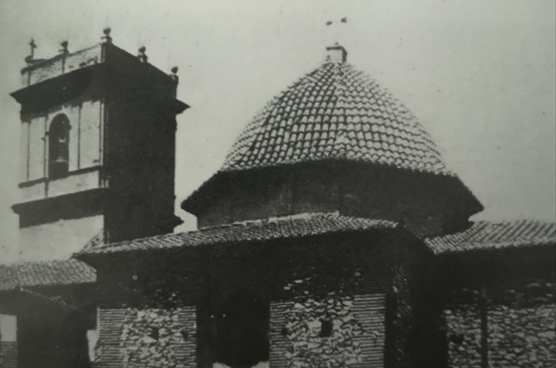 Fotografía del campanario cuando todavía conservaba la cruz sobre la terraza.