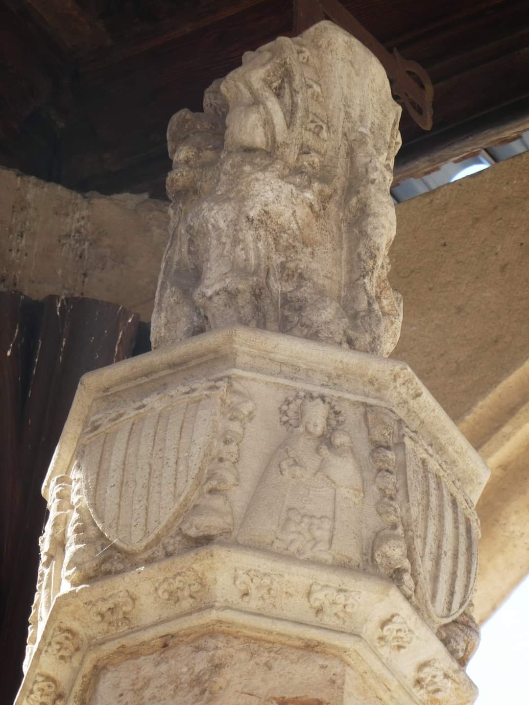 La Virgen de los Desamparados y el escudo de la Casa de Aragón en el capitel de la Cruz.