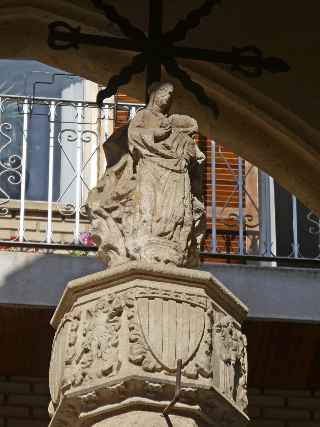 Arriba la Virgen Maria. Abajo de izquierda a derecha: San Miguel Arcángel, el escudo de la Casa de Aragón y San José decorando el capitel.