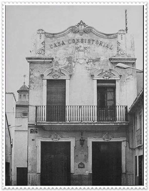 Fachada histórica del edificio cuando todavía albergaba la sede del ayuntamiento. El frontón estaba presidido por el escudo pre-constitucional.