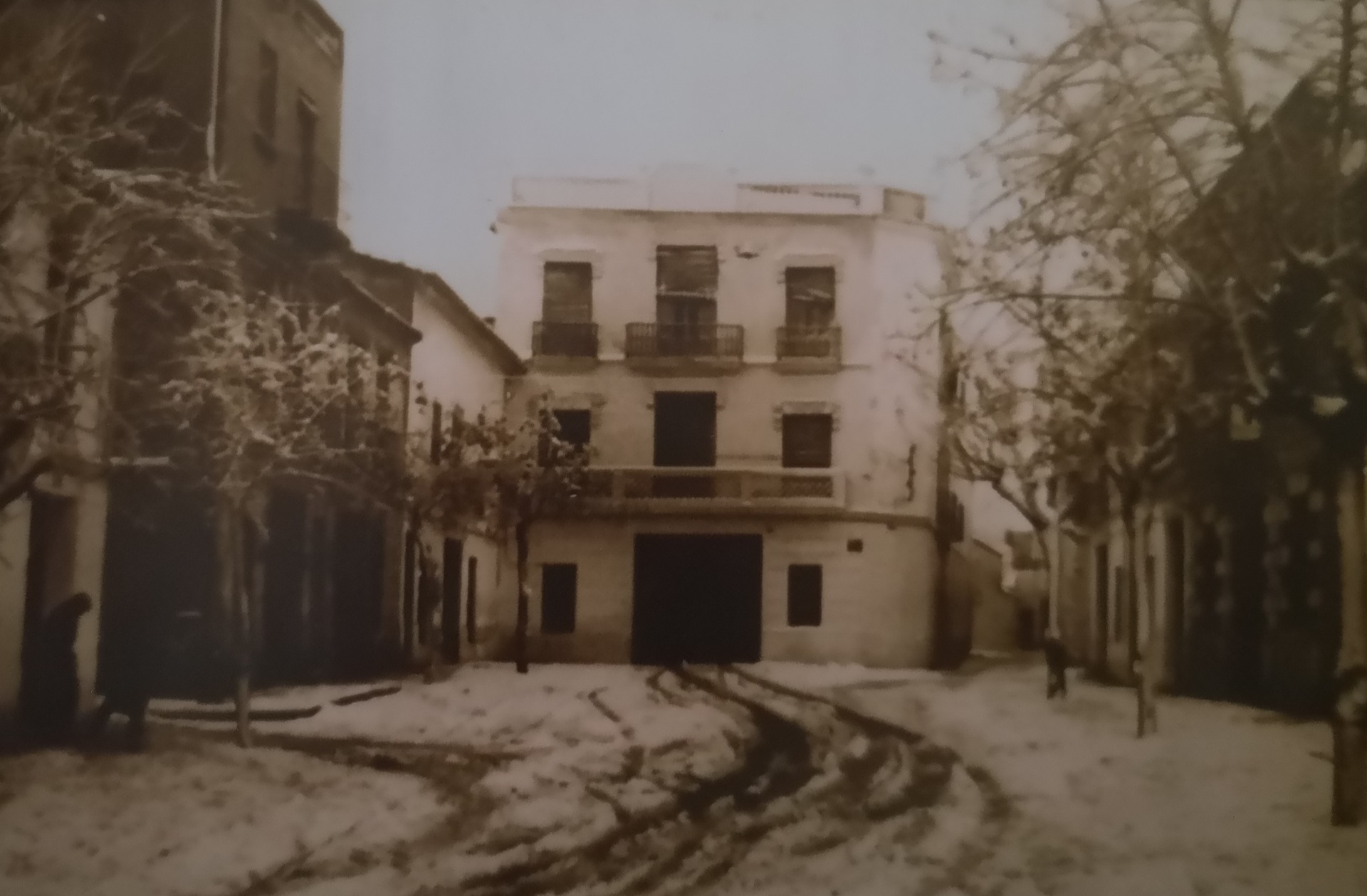 Plaza de la Morería durante la nevada de 1961. Al fondo la Fabrica de Curtidos Sendra.