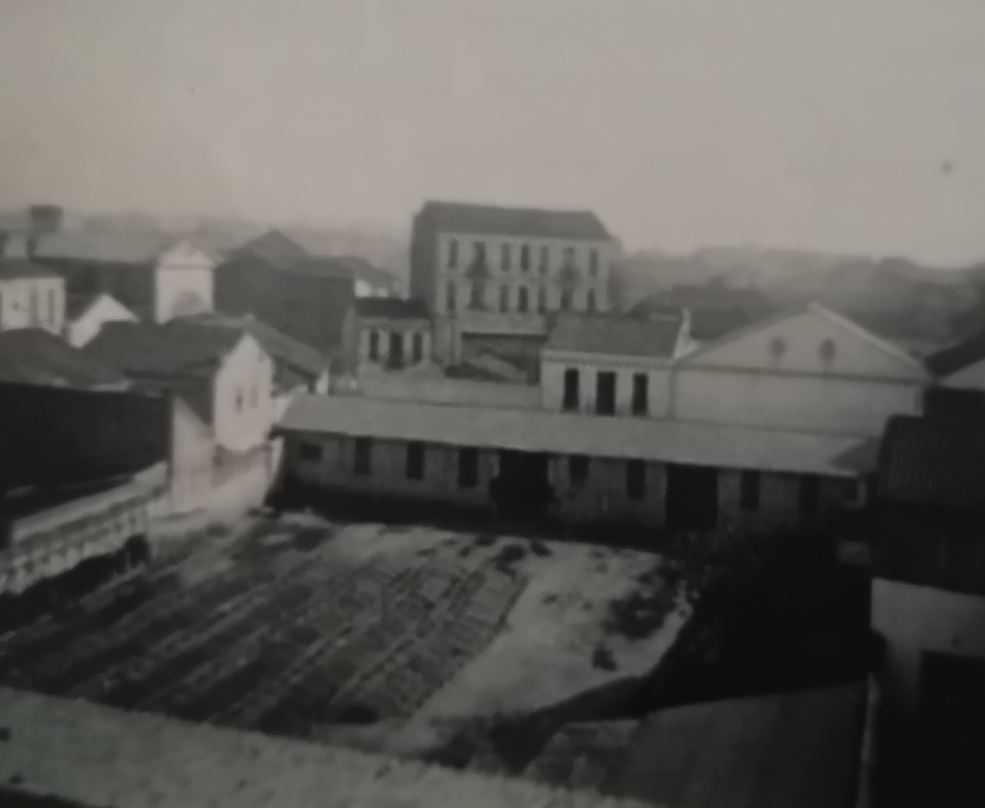 L'Hort de Sendra utilizado para el secado de pieles. La Casa Sendra se construiría en 1953 sobre el edificio de una sola planta anexo al fondo.