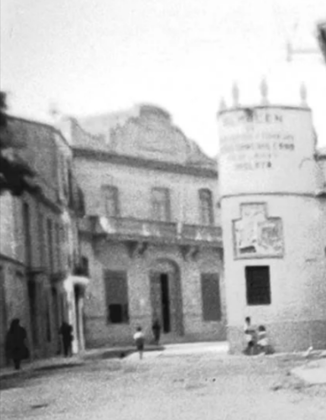 Antigua fotografía de la Calle Mayor con el Casino de "la Nova" al fondo a mediados del siglo XX.
