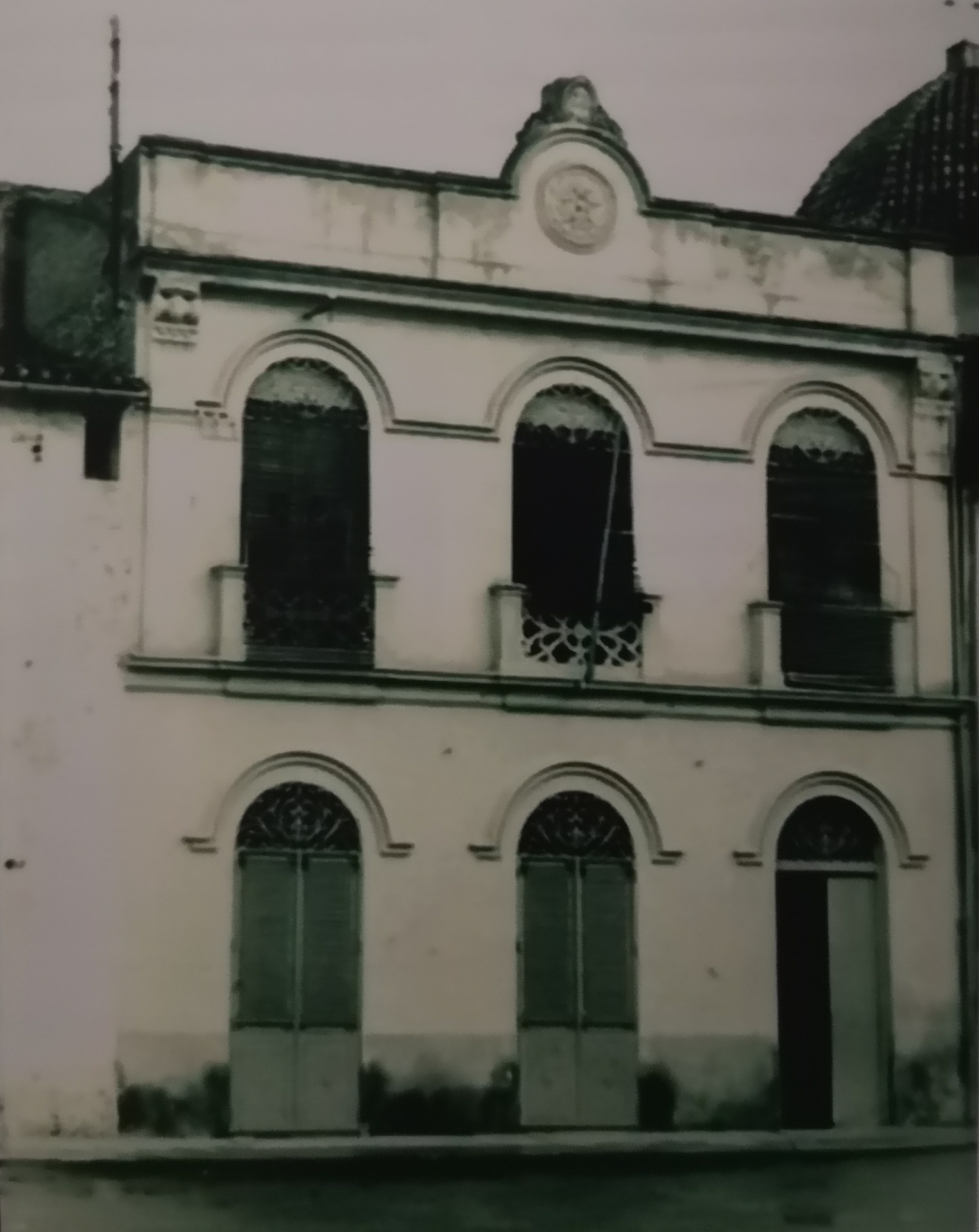 Edificio anterior al colegio actual donde se encontraba el asilo para niños pobres. Fachada desde la plaza de la Constitución.