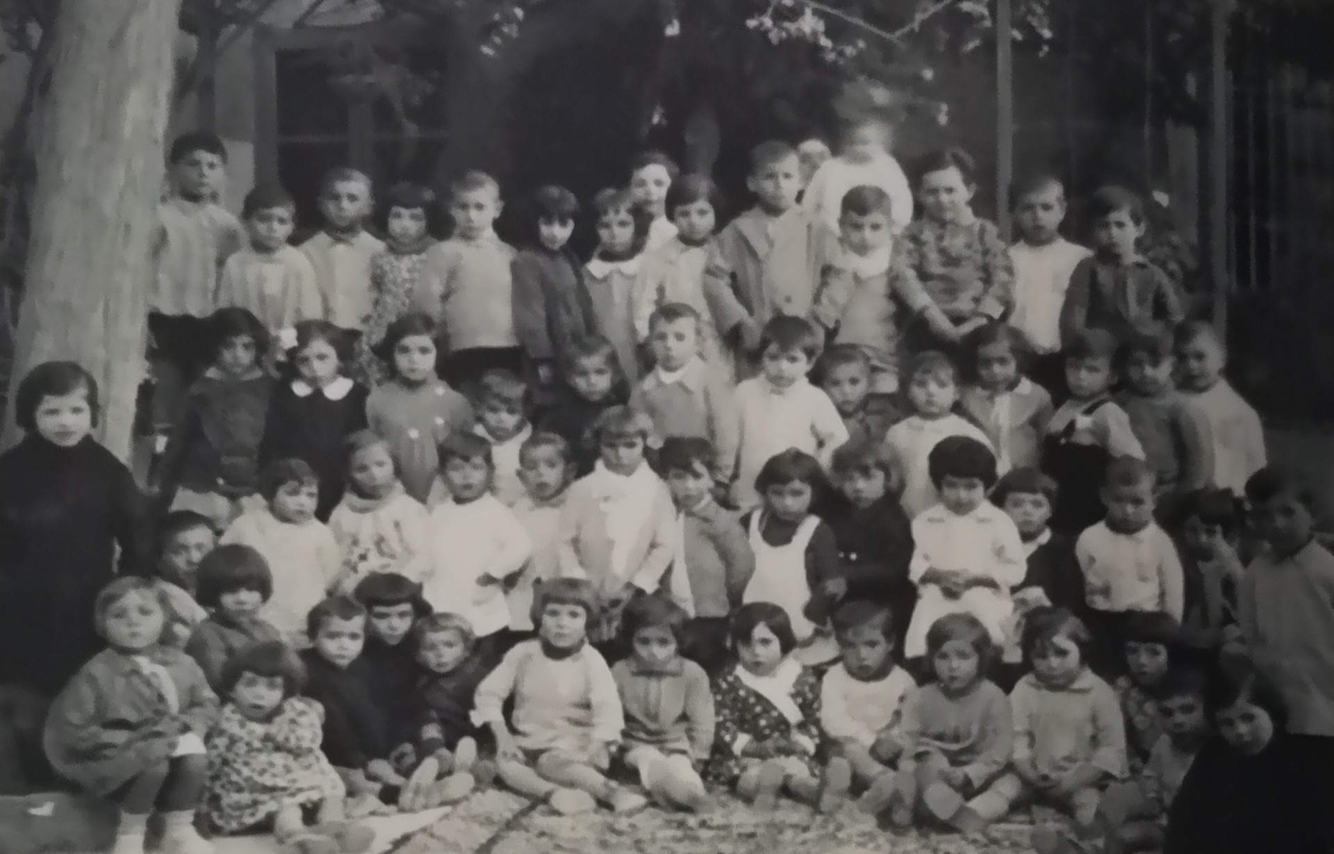 Grupo de niños y niñas acogidos en el asilo entre 1930 y 1932. / Fotografía de Manuel Bellver.