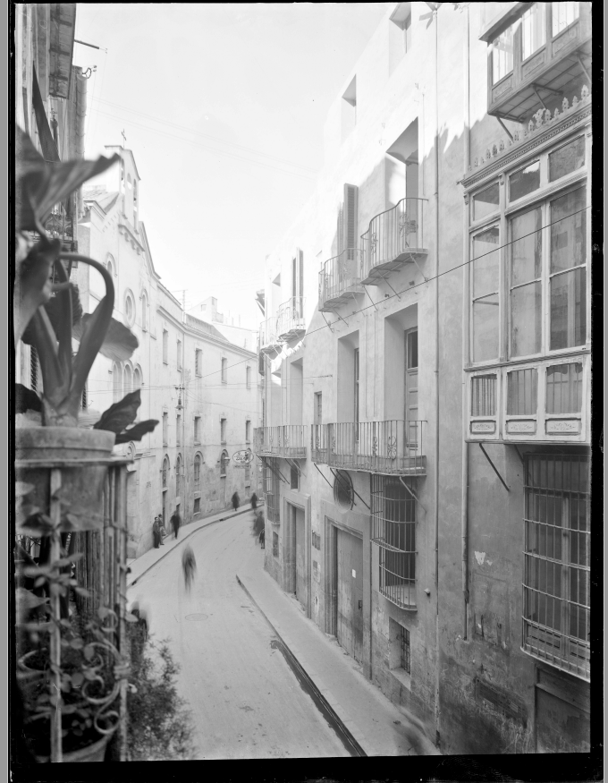 Calle del Pie de la Cruz en la década de 1930 con el convento a la izquierda. / Fotografía de: Enrique Desfilis - Bivaldi