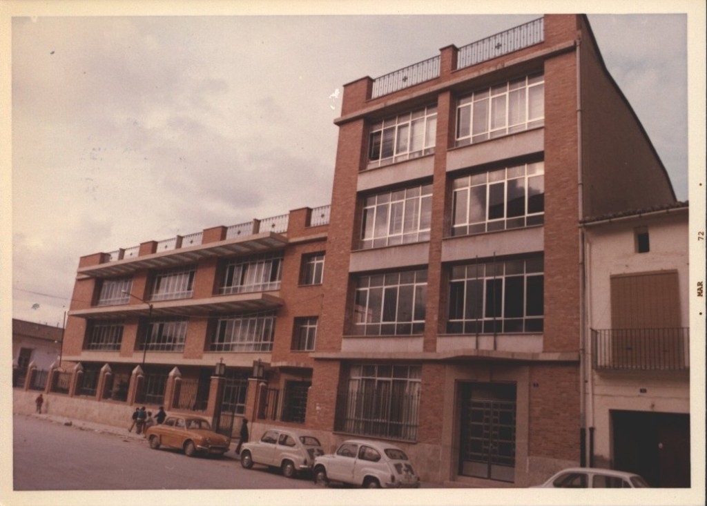 El nuevo edificio escolar desde la plaza de la Constitución poco después de su construcción.
