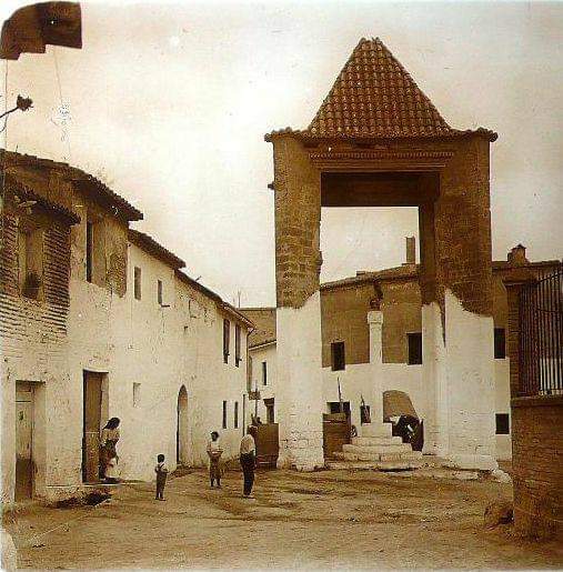 Cruz Cubierta de Mislata a principios del siglo XX. El edificio de la izquierda con puerta arqueada es el lugar donde se encontraba el horno y, en otro tiempo, la alquería de Cerdán de Tallada. La pared de ladrillo y verja en la parte alta indicaba en inicio del camino hacia la Ermita de San Miguel de Soternes, camino actualmente desaparecido.