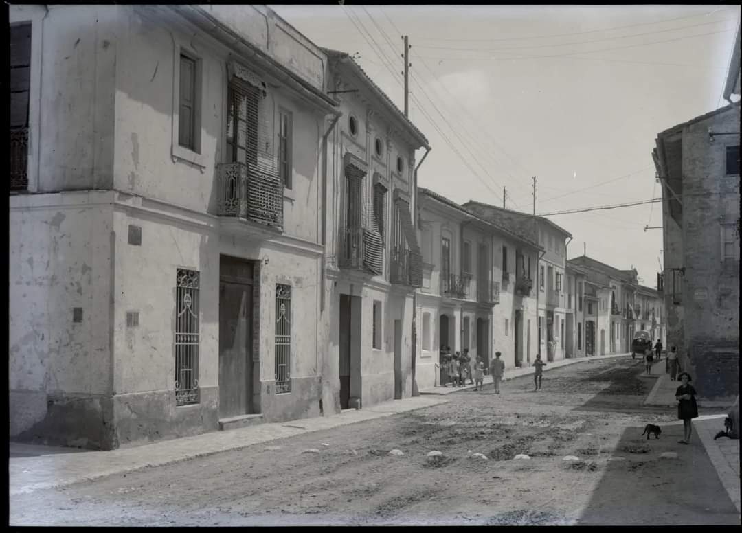 Calle Mayor de Mislata a principios del siglo XX. A la derecha la esquina con la calle de la Estación, anteriormente llamada "del cementerio", "Camino de las Viñas" o "Azagador de Zamarra".