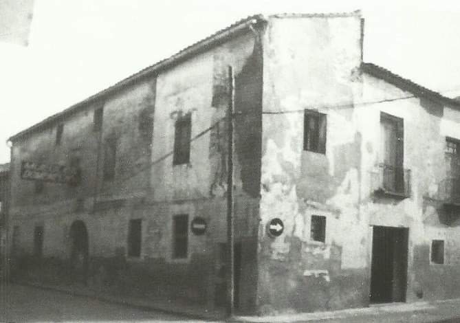 El Caserón a mediados de los años 60 utilizado como local para la venta de muebles.