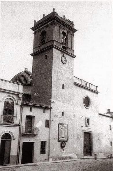 Iglesia de Ntra. Sra. de los Ángeles restaurada tras la guerra. A los pies de la torre se colocó un panel de azulejos recordando a las víctimas del Comité Popular ejecutadas entre 1936 y 1939 quienes pasaron a ser recordados por el nuevo régimen como "Caídos por Dios y por España".