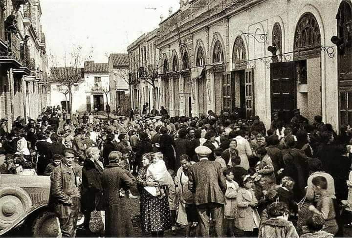 Momento en que un grupo de refugiados es recibido frente al Casino musical durante la Guerra Civil.