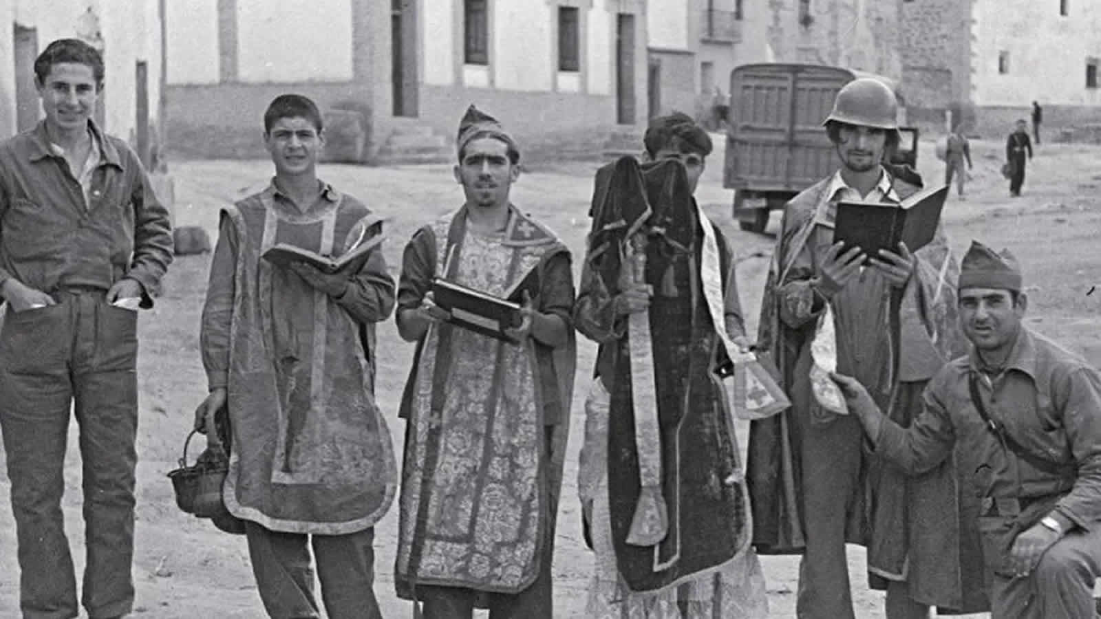 Milicianos durante la profanación de una iglesia en Murcia haciendo burla de la fe mayoritaria del pueblo, tal y como se hizo durante el asalto a la iglesia de Mislata.
