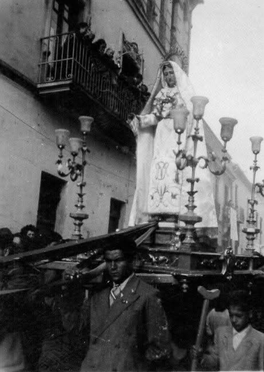 Antigua fotografía de la Virgen de los Dolores durante la procesión del Encuentro vestida ya de blanco frente a la desaparecida Casa Soldevila.