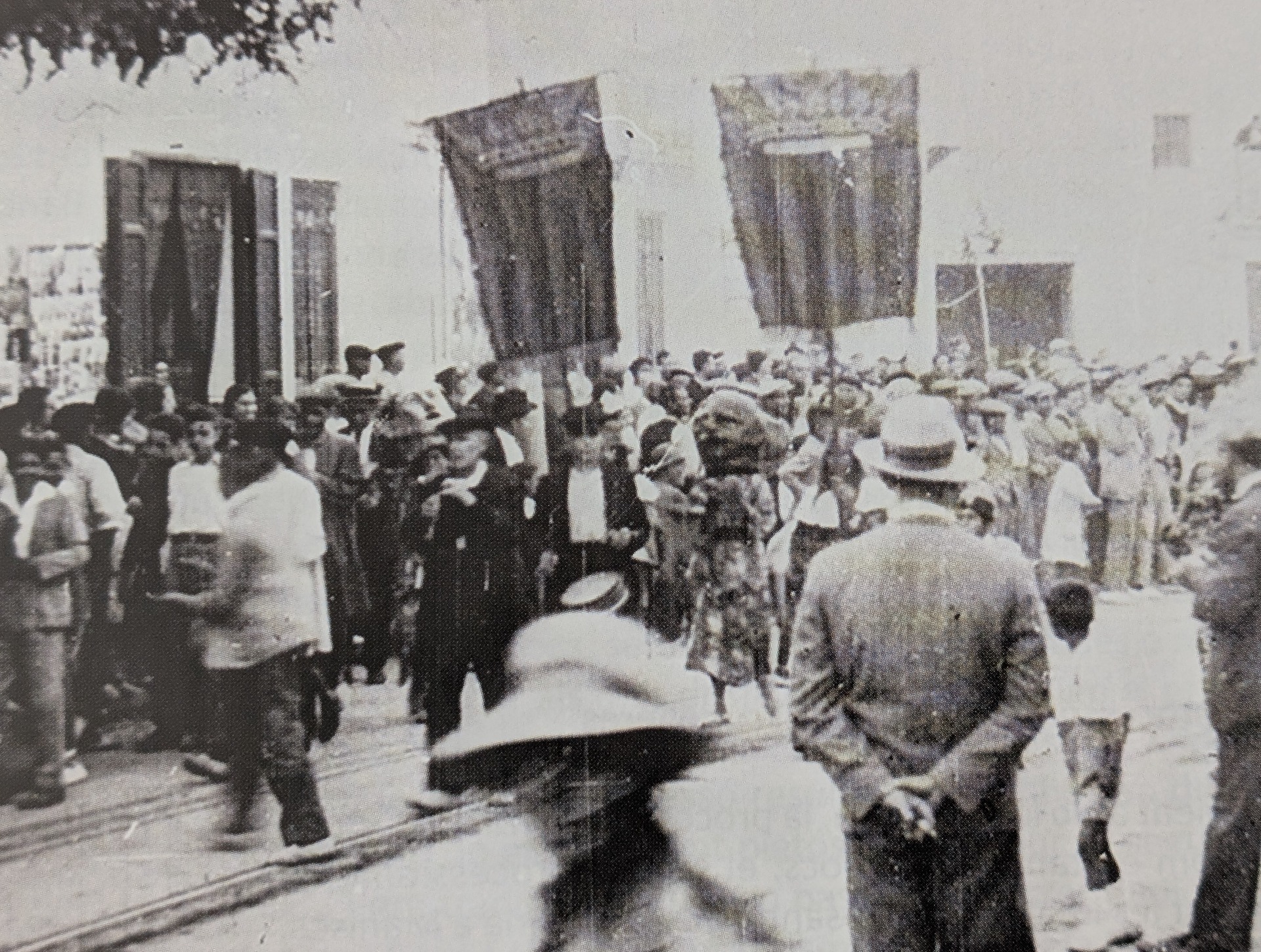 Les Banderoles y Nanos durante la Cabalgata de la Cerámica de Manises. 1925. / Fotografia de: Arxiu Municipal de Manises. Fons Carlos Sanchis.
