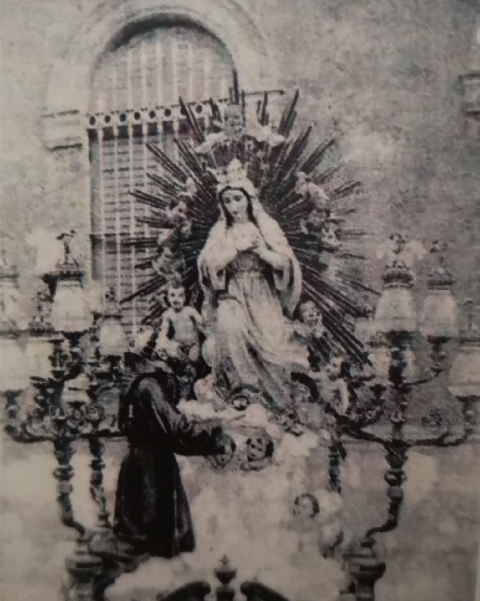 Imagen barroca original de la Virgen de los Ángeles en sus andas procesionales.