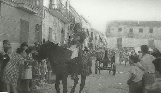 Representación de una batalla frente a la Casa Gran.