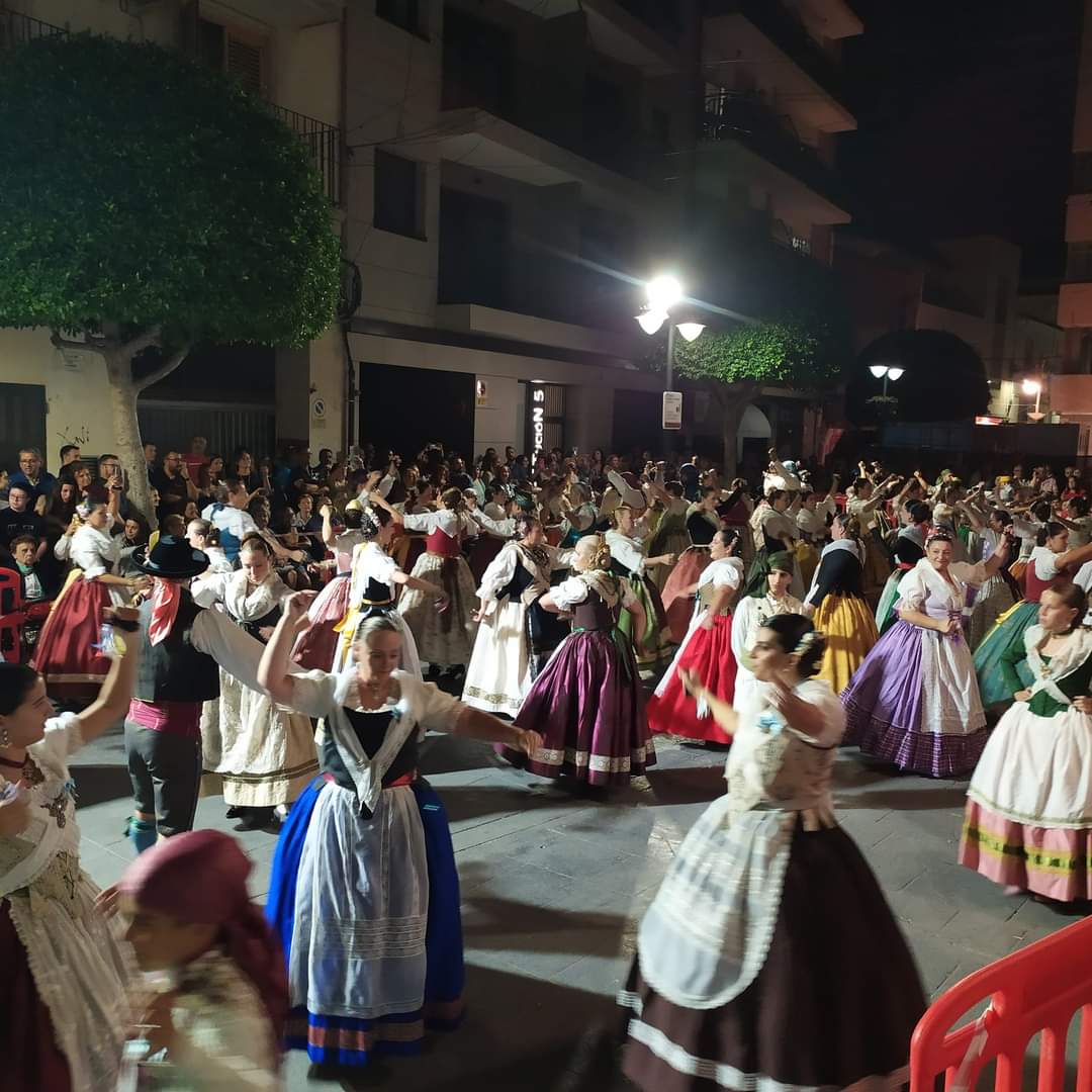 La Dansà de San Miguel a la salida del santo. / Fotografía de: Álvaro Galán.