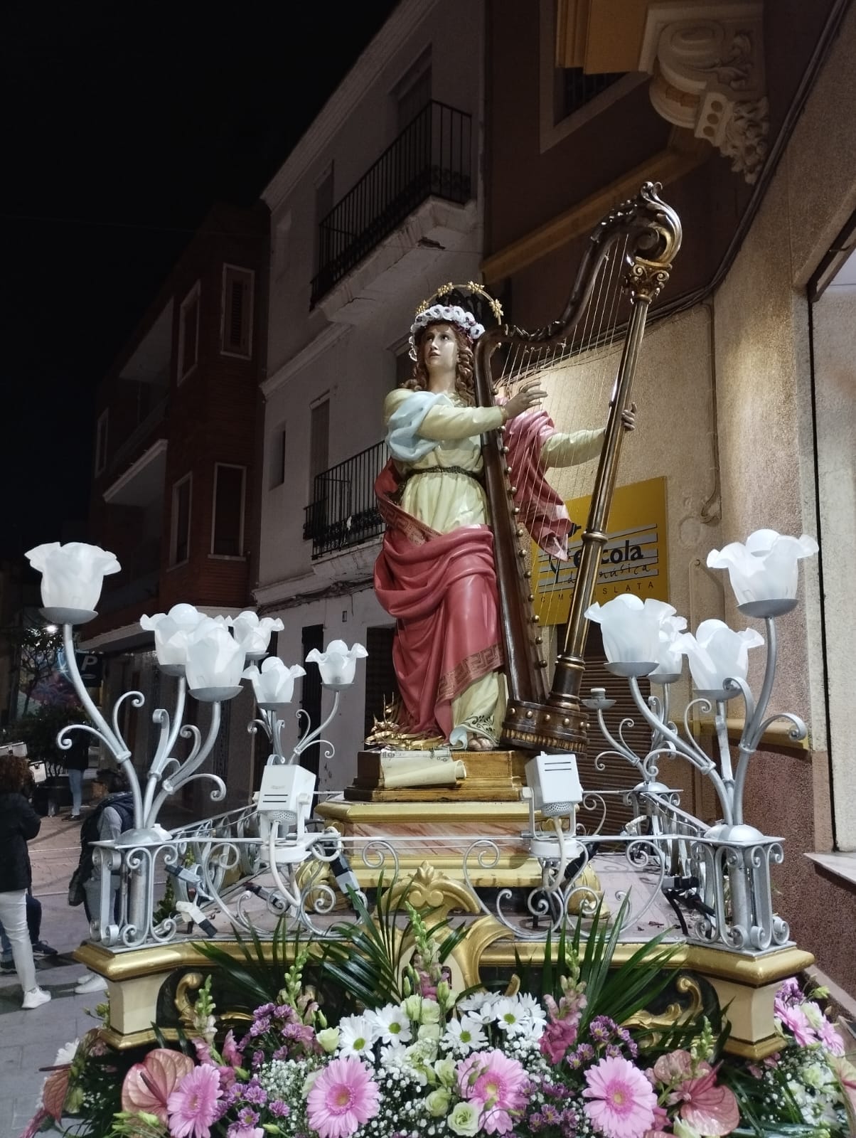 Imagen de Santa Cecía a las puertas del Casino de la Vella, sede de la escuela del CIM. / Fotografía de: Álvaro Galán.