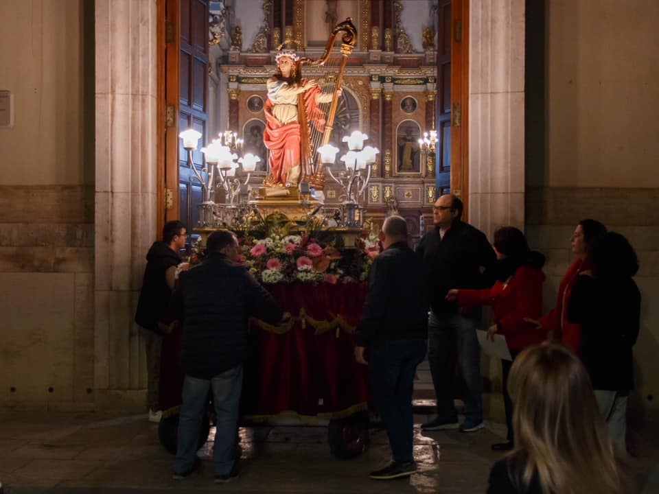 Entrada de Santa Cecília en la iglesia. / Fotografía de: Centro Instructivo Musical de Mislata.