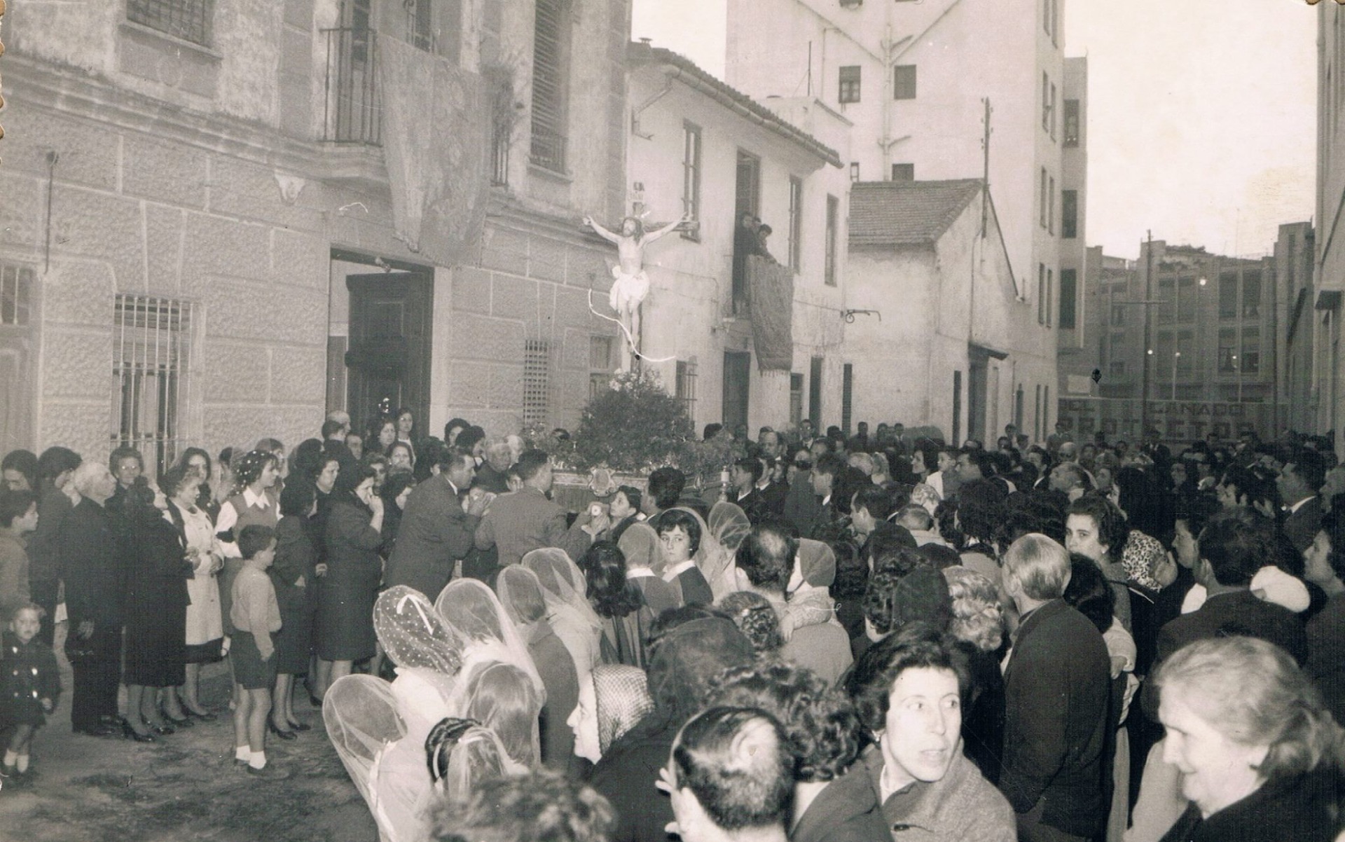 Primera procesión del Cristo de la Creu en 1963 por las calles de su barrio.