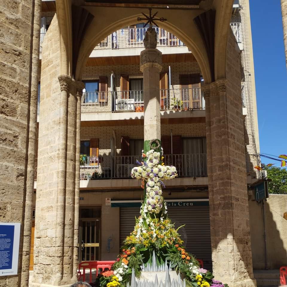Cruz de Mayo dedicada al artista local Miquel Navarro.