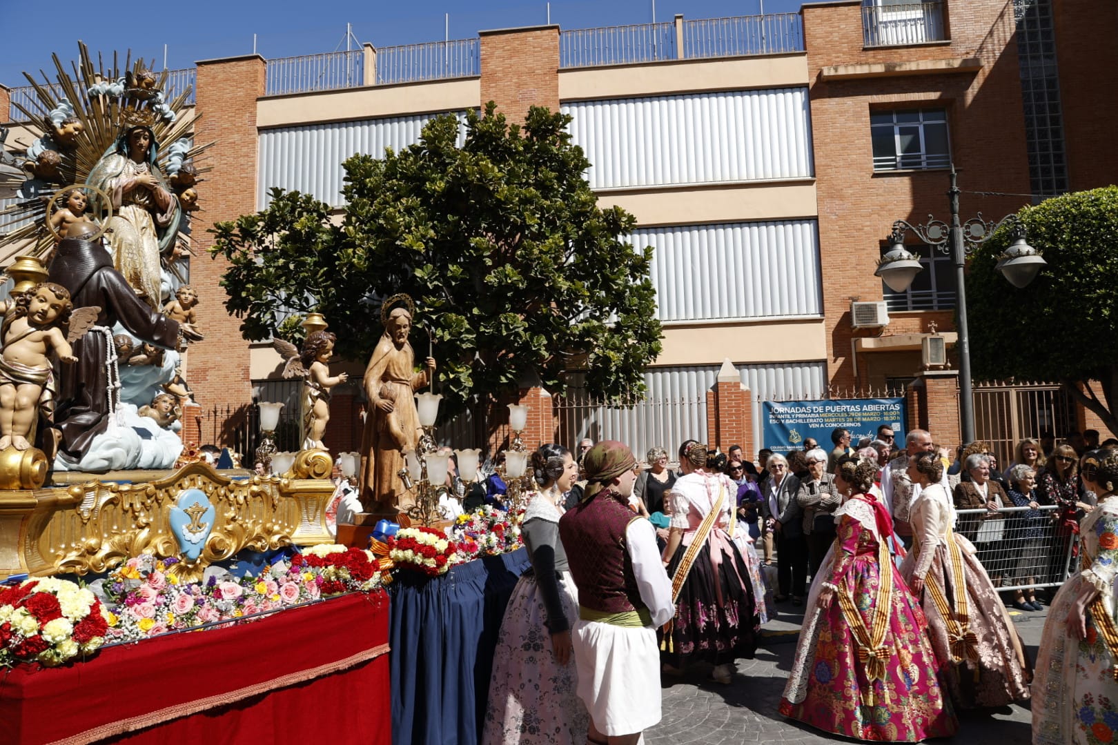 Ofrenda floral a Ntra. Sra. de los Ángeles y San José. / Fotografía de: Ajuntament de Mislata.