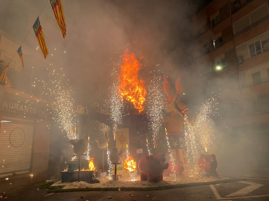 Cremà de la comisión El Sud. / Fotografía de: Falla Lepanto-Don Juan de Austria "El Sud".