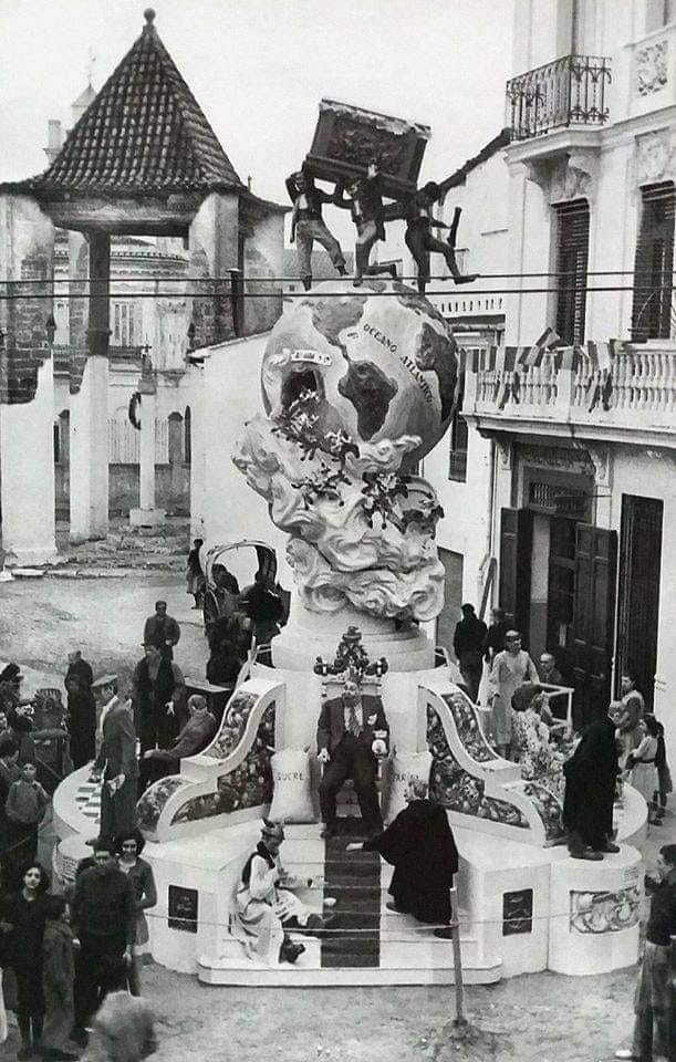 Falla de la Creu en su emplazamiento original en 1947 frente a la Cruz Cubierta de Mislata.