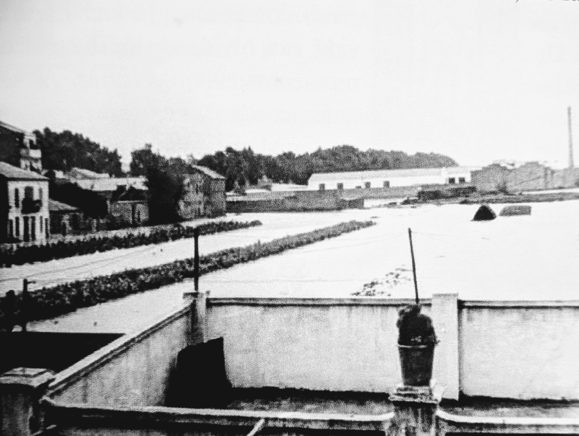 Mislata durante la riada de 1957. Fotografía tomada desde una vivienda en la calle Virgen de los Desamparados. Al fondo el muro del antiguo campo de fútbol "Regatxo".
