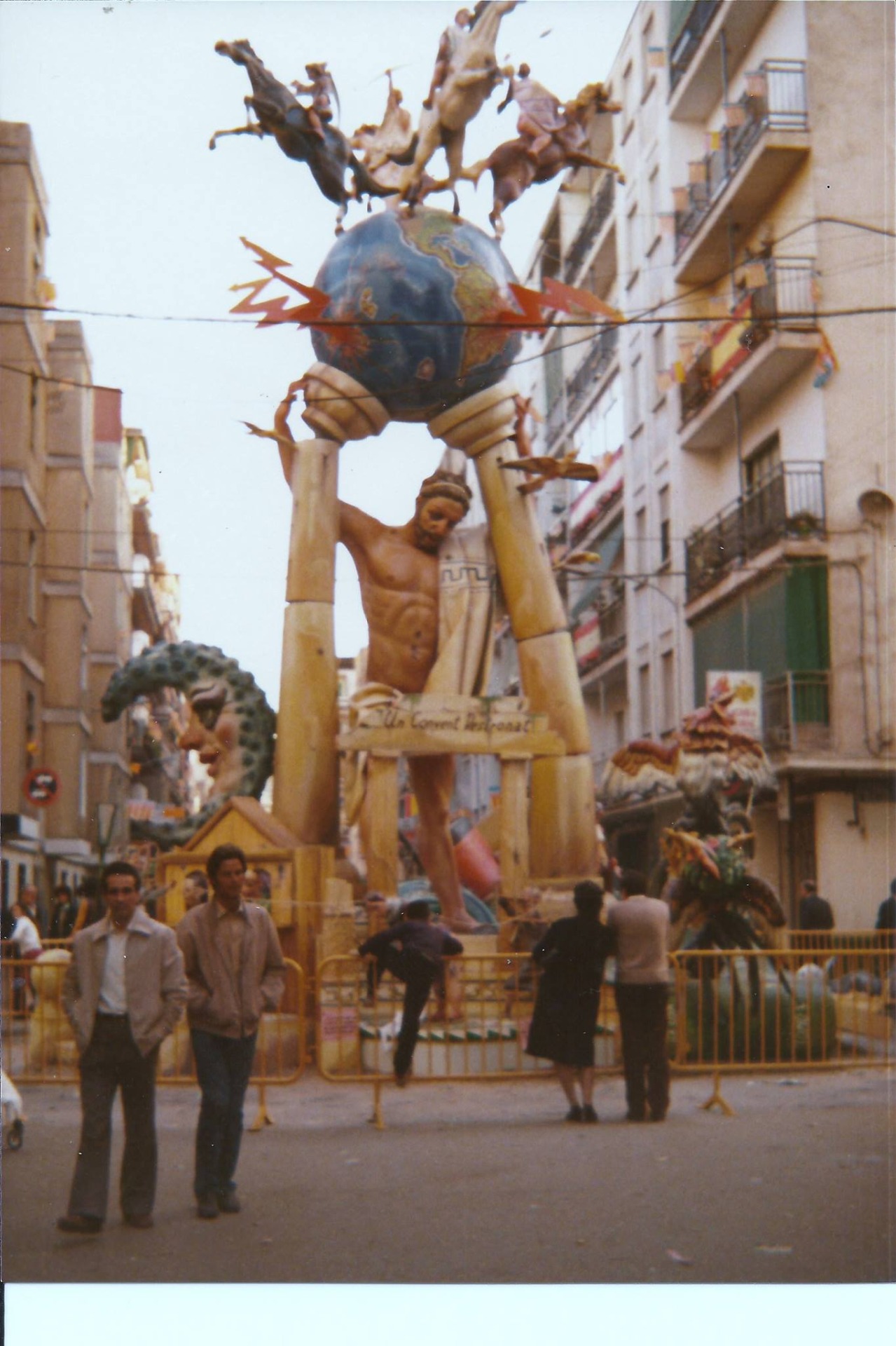 Falla Padre Santonja-Cardenal Benlloch. 1983 / Fotografía de: Toni Vazquez Garrido