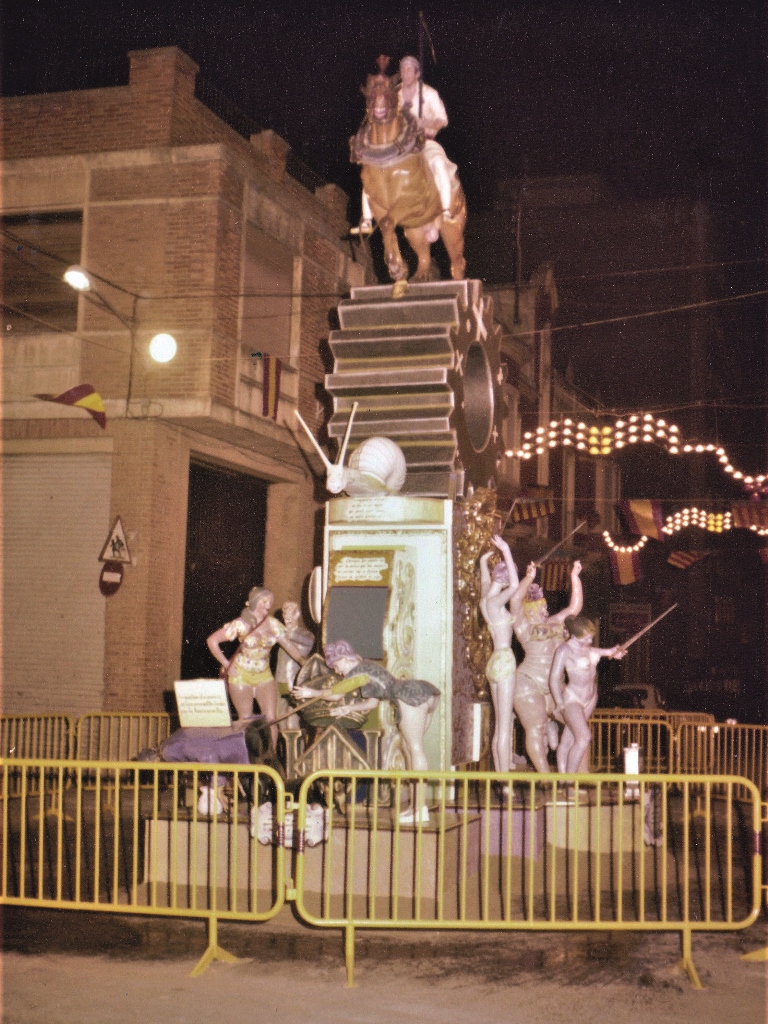 Falla Antonio Molle-Gregorio Gea en 1982 cuando se plantaba entre las calles Virgen de los Ángeles y Antonio Molle.. 1983 / Fotografía de: Toni Vazquez Garrido