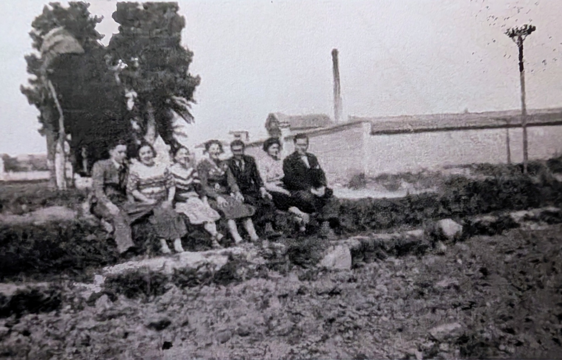 Grupo de jóvenes en el Azagador de Zamarra con el antiguo cementerio tras ellos.