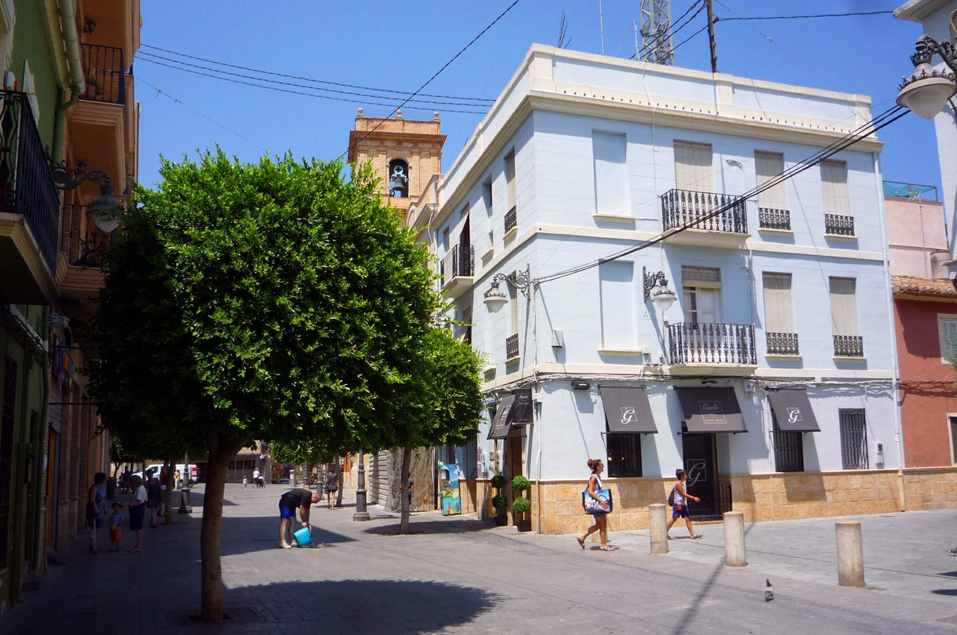 Edificios construidos en el solar que ocupaba el primer cementerio cristiano a la derecha de la plaza. Al fondo la actual iglesia barroca. / Fotografía de: Záratemán