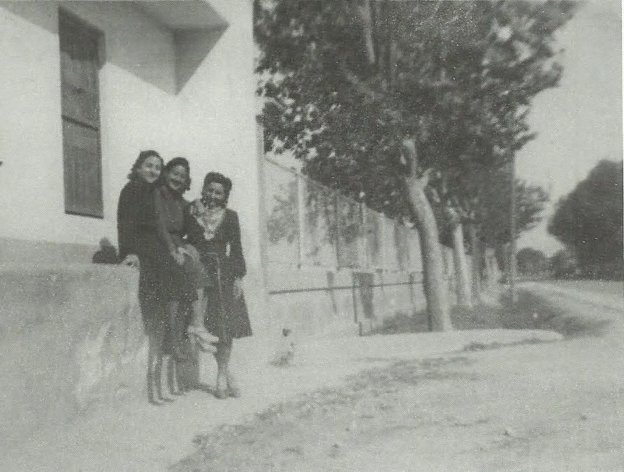 Grupo de mujeres junto a la pared del abrevadero.
