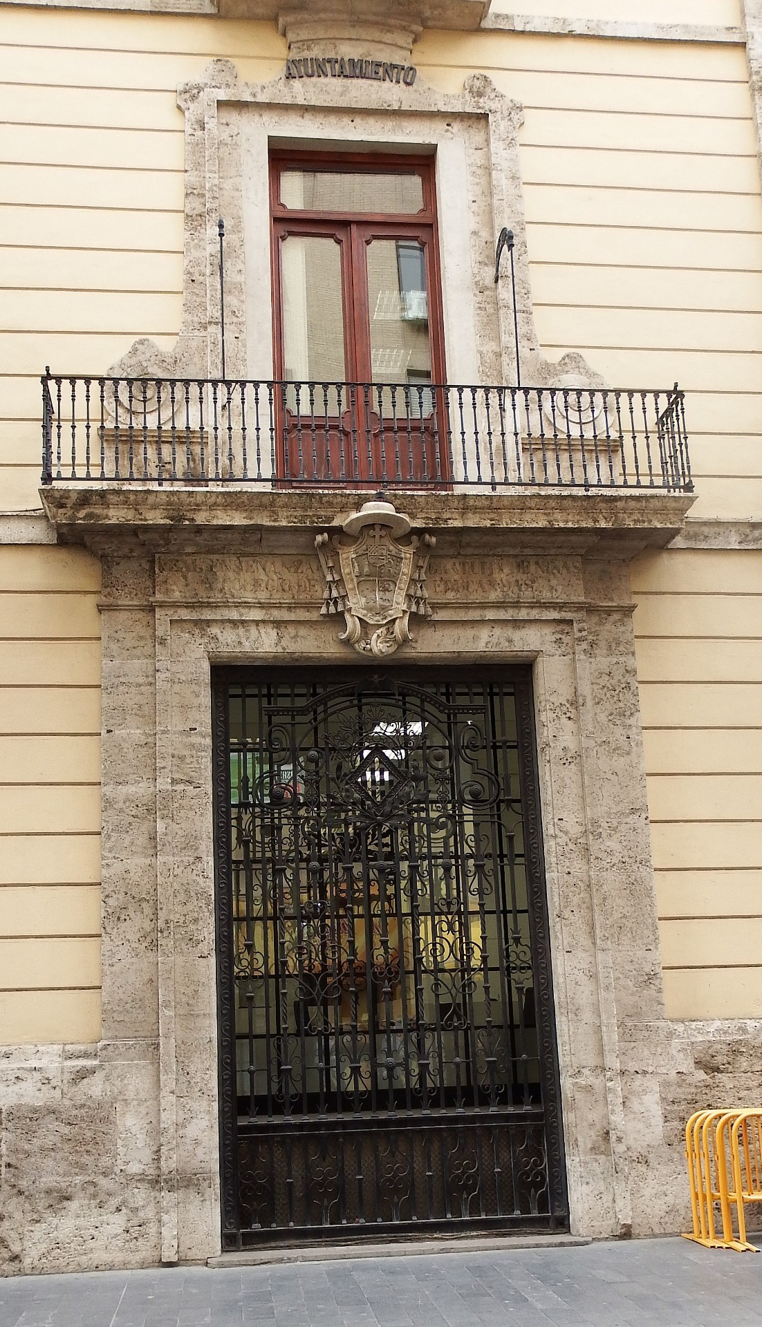 Puerta de la desaparecida Iglesia de la Sangre conservada en la fachada lateral del Ayuntamiento de Valéncia. / Fotografía de: 19Tarrestnom65