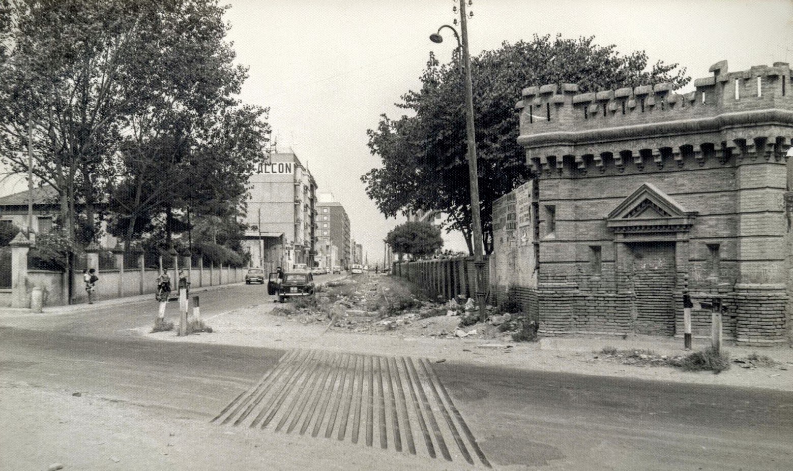  Entrada al Hort del Cónsul a la derecha y l'Hort de Carsí a la izquierda en la década de 1960-1970.