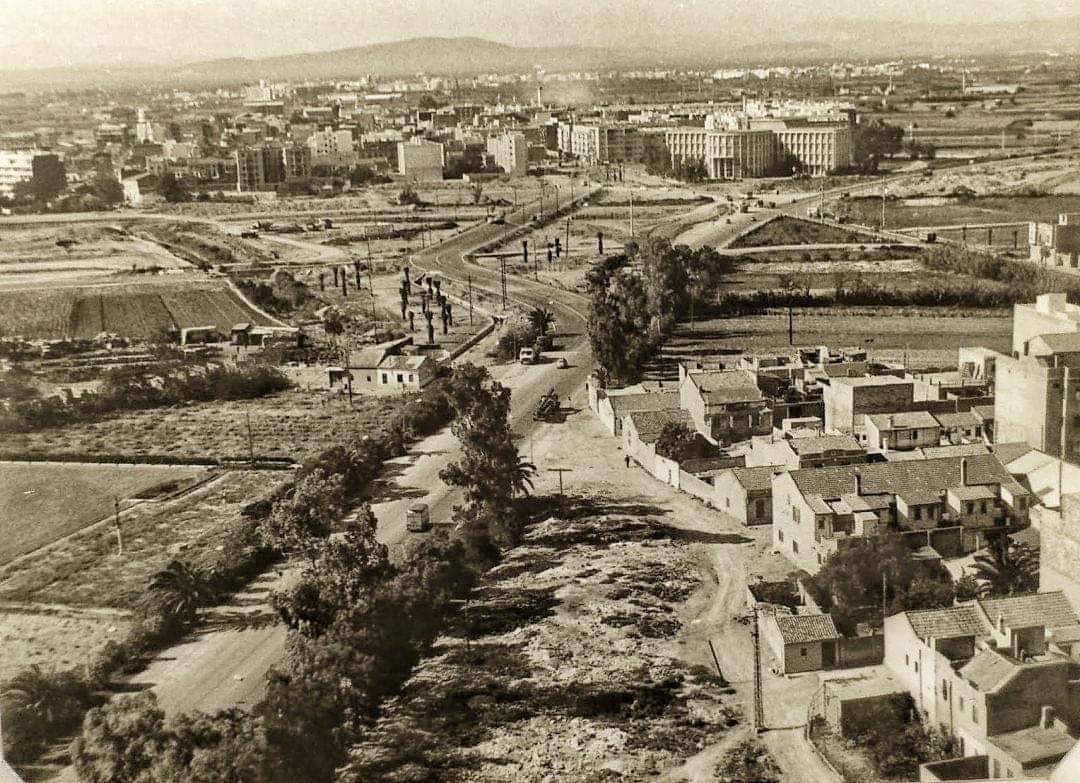 Cruce entre el Camino Viejo de Xirivella y La Pista, actual avenida del Cid. Al fondo Xirivella, en la esquina inferior derecha Mislata.