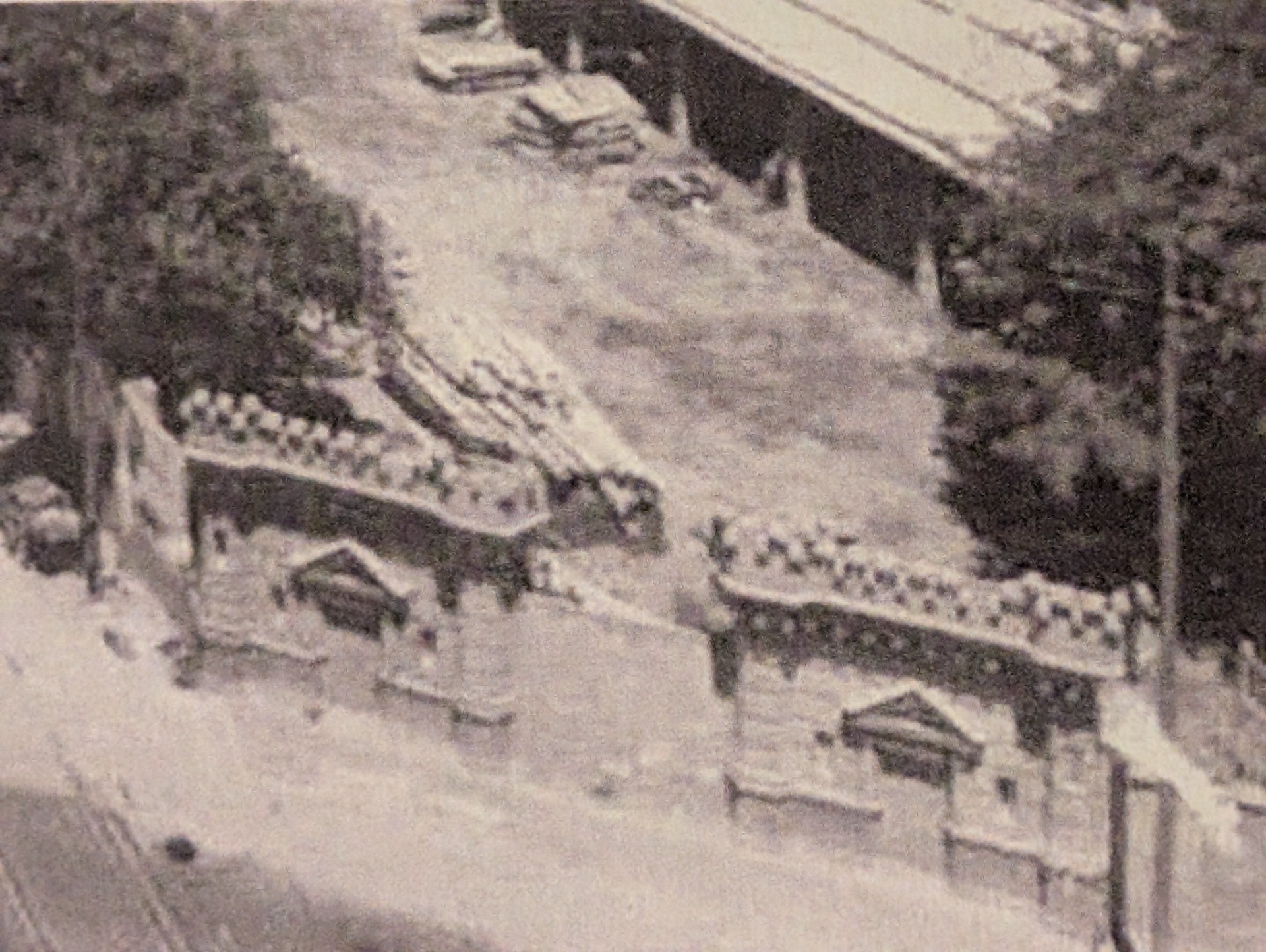 Fachada barroca del Huerto del Cónsul en la avenida Blasco Ibáñez antes de su demolición. En ella se pueden ver, ya cegados, los accesos laterales a través de las torres y el acceso principal entre ambas réplicas de las Torres de Serranos.