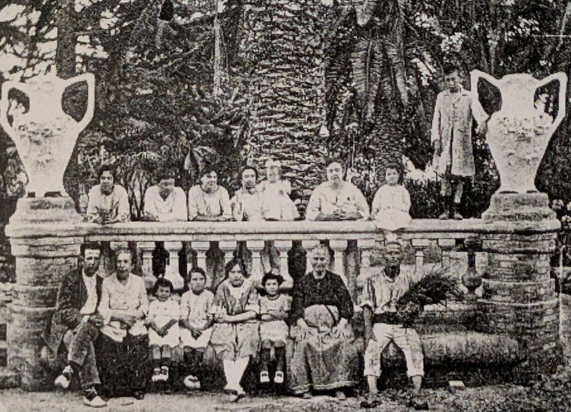 Familia Verges, propietarios del Huerto, con labradores de Mislata en el Huerto del Cónsul.