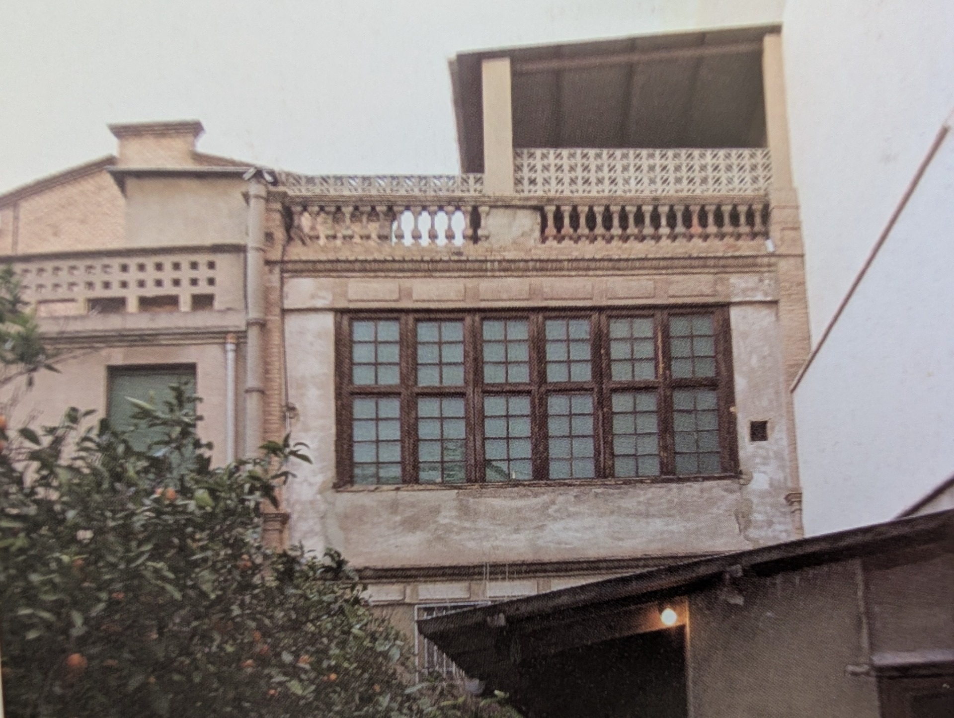 Fachada trasera del monasterio donde todavía se conservan elementos anteriores a la reforma.