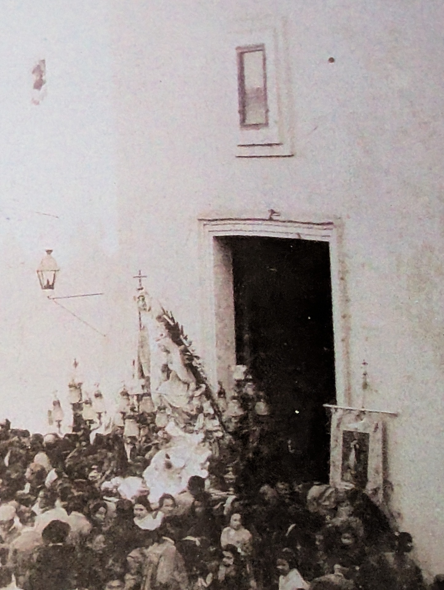La Virgen de los Ángeles saliendo en procesión durante las fiestas del Año Jubilar de 1904.