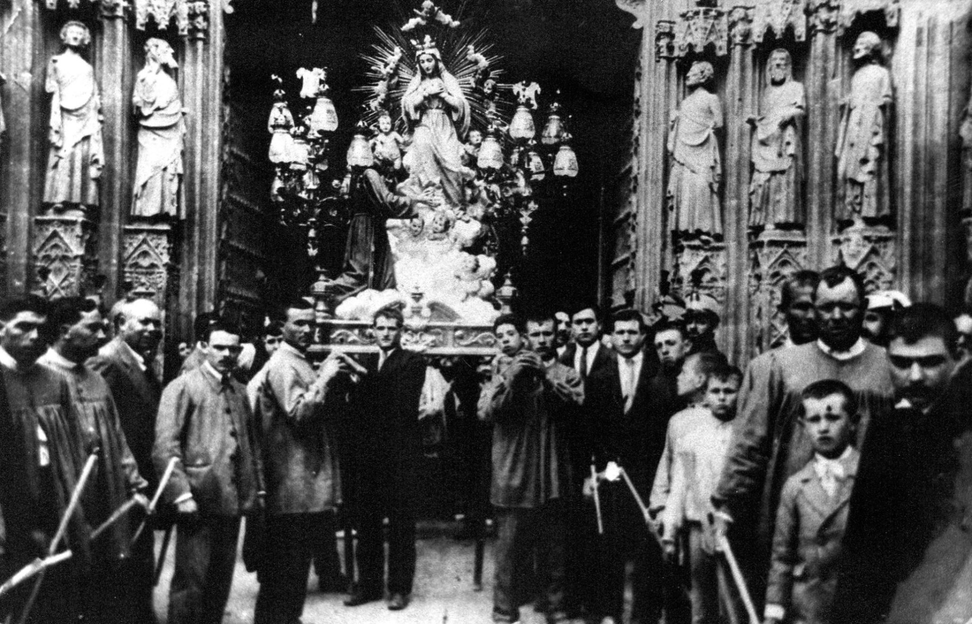 Nuestra Señora de los Ángeles, patrona de Mislata, saliendo en procesión por la Puerta de los Apóstoles de la Catedral de Valéncia durante la coronación canónica de la Virgen de los Desamparados en 1923.