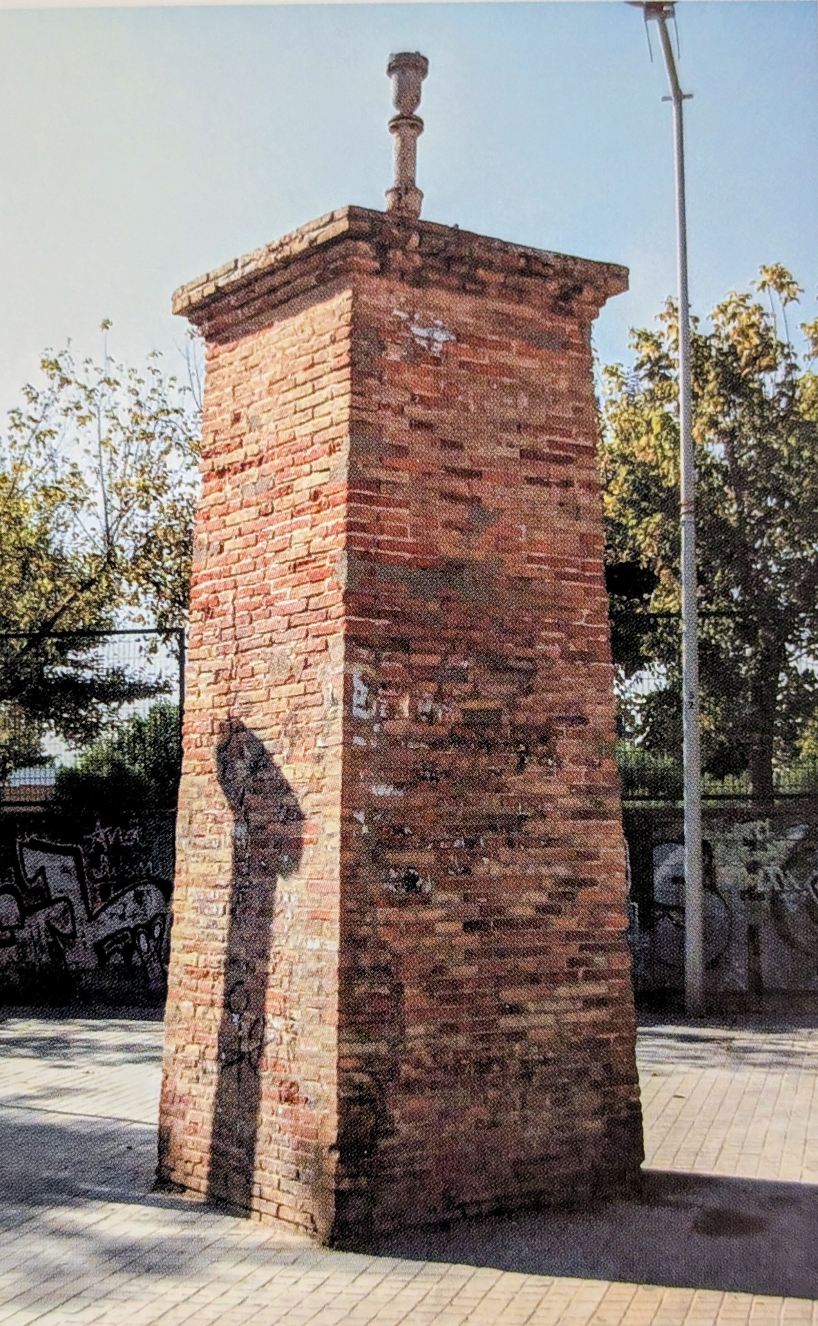 Chimenea de ventilación en la avenida Gregorio Gea.
